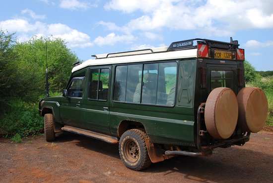 Best safari car for a private Uganda safari